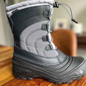 The North Face Kids' Alpenglow IV Boots
Color:Griffin Grey/Zinc Grey;Boy size 5